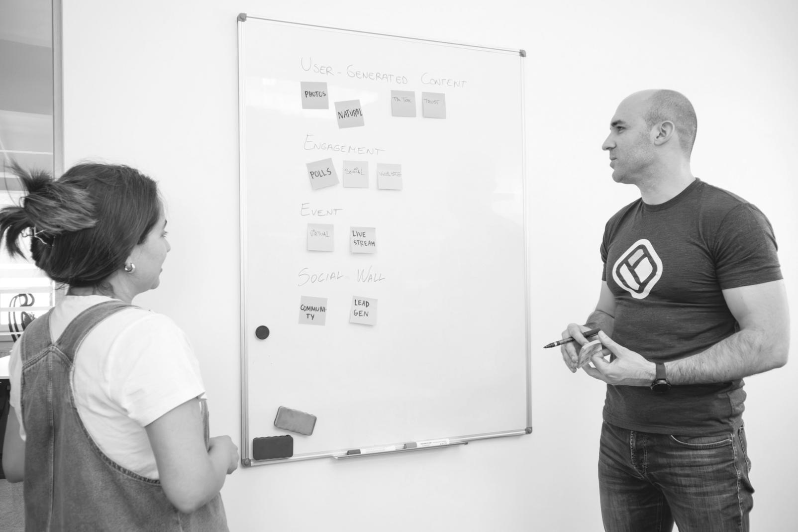 Teilnehmer arbeitet an On-Page Optimierung am Laptop