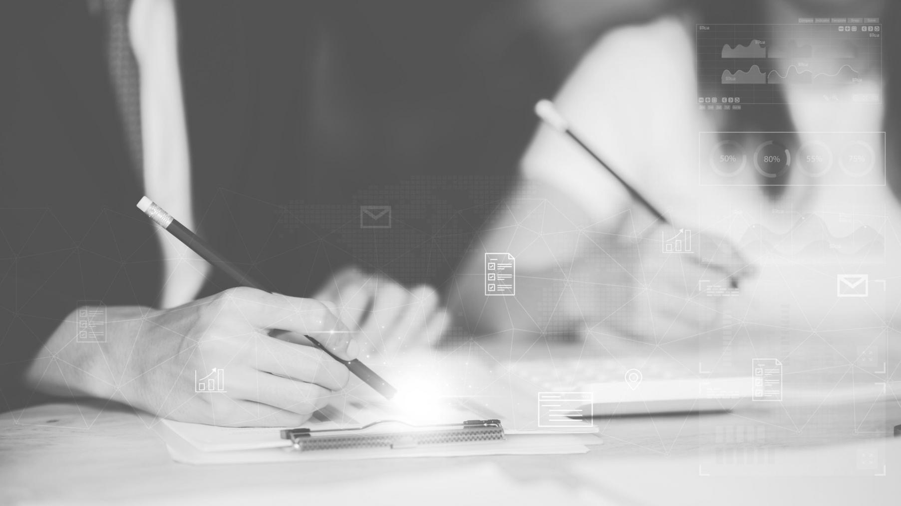 Teilnehmer bei der Arbeit an On-Page SEO Aufgaben